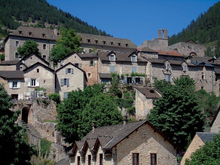 Découvrez ce village médiéval incontournable des Gorges du Tarn entre légende et nature