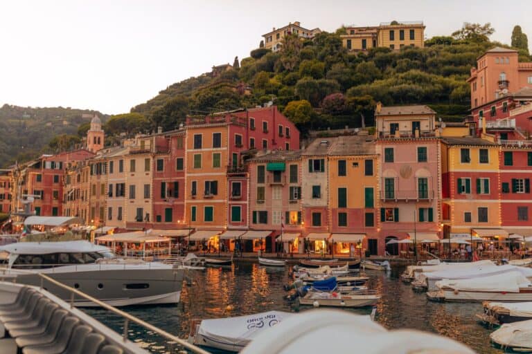 Cette destination paradisiaque impose une amende de 275€ aux touristes qui s&rsquo;arrêtent dans ses ruelles