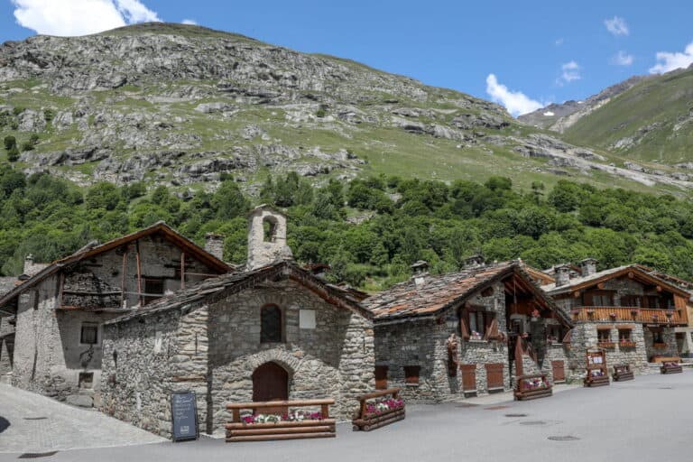 Admirez le pittoresque village de Bonneval-sur-Arc en Savoie, un joyau alpin authentique