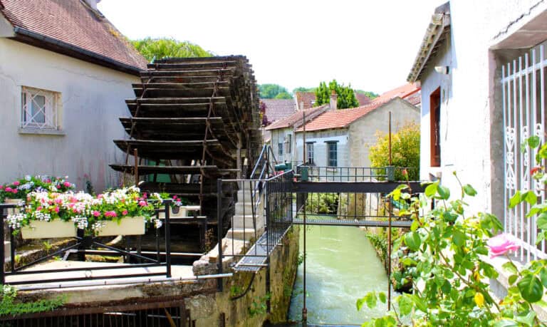 Envie d’une escapade dépaysante près de Paris ? Découvrez Crécy-la-Chapelle, la Venise de l’Île-de-France