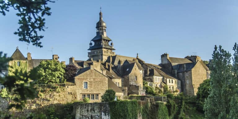 Découvrez le plus petit village médiéval de France, un trésor caché de l&rsquo;histoire bretonne