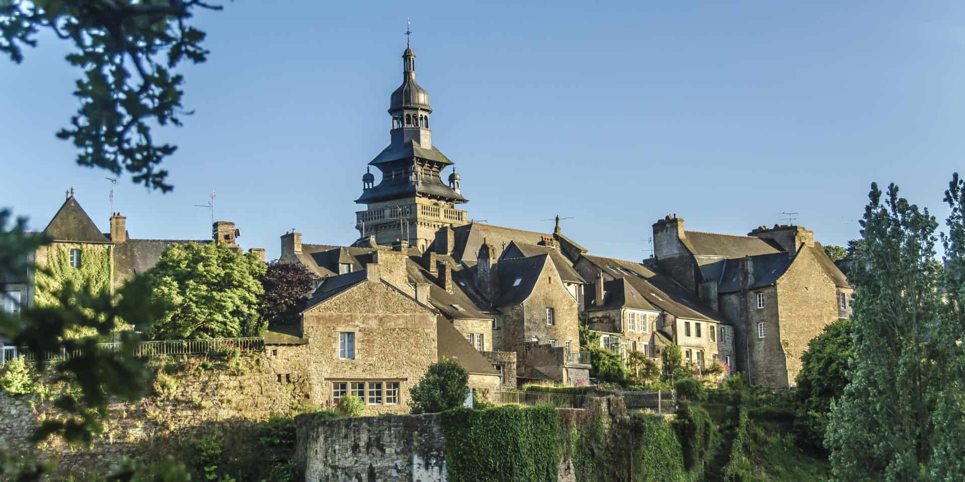 Découvrez le plus petit village médiéval de France, un trésor caché de l’histoire bretonne