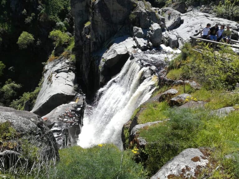 Découvrez la cascade cachée d’Espagne qui rivalise avec les plus grandes merveilles naturelles
