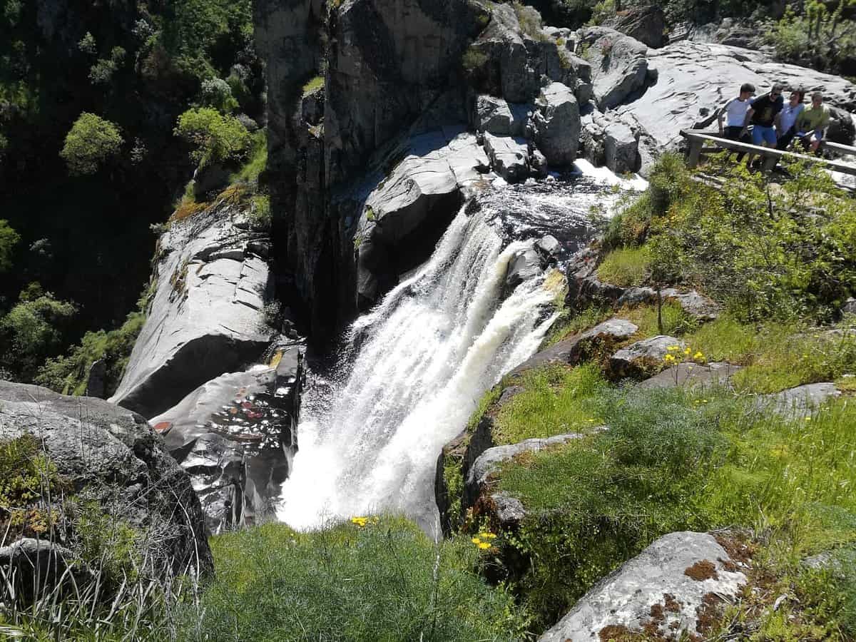 Découvrez la cascade cachée d’Espagne qui rivalise avec les plus grandes merveilles naturelles