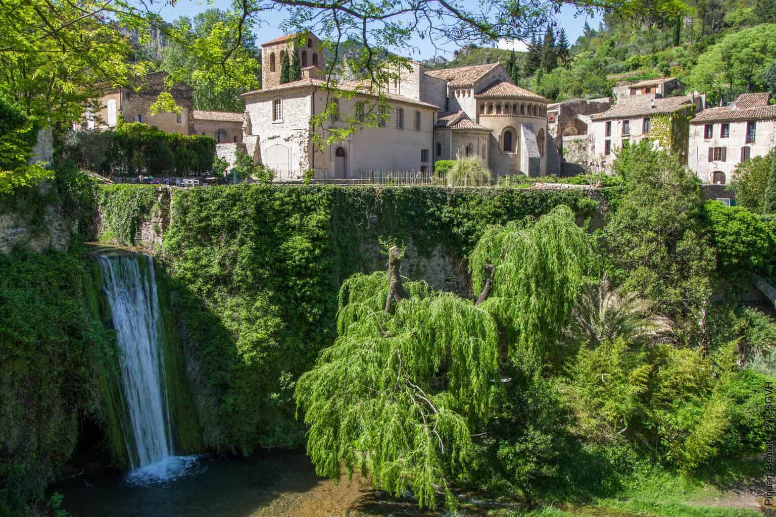 Ce village caché dans l’Hérault va vous transporter au cœur du Moyen Âge