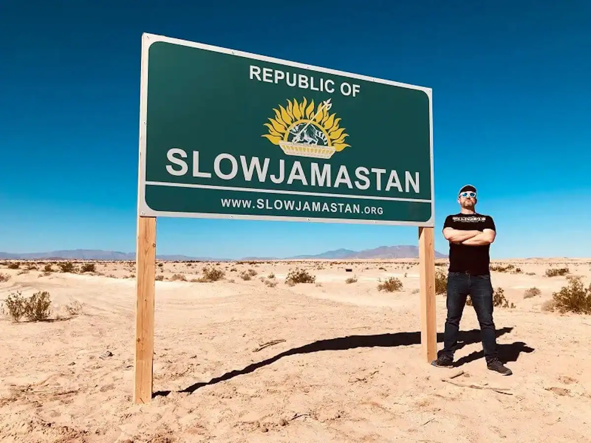 Bienvenue au Slowjamastan : Le nouveau « pays » aux lois étonnantes et interdits inattendus !