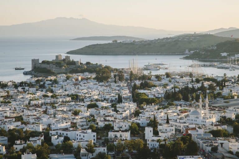 C&rsquo;est le nouveau Saint-Tropez de la Méditerranée, il y fait déjà 20 degrés et on y mange pour quelques euros