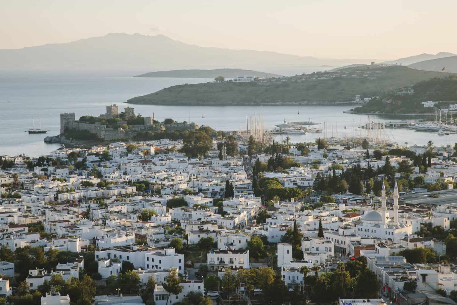 C’est le nouveau Saint-Tropez de la Méditerranée, il y fait déjà 20 degrés et on y mange pour quelques euros